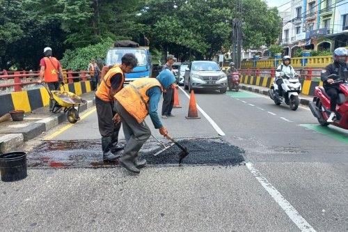 Ban Motor Pecah dan Pelek Bengkok, Dampak Nyata Bahaya Jalan Berlubang