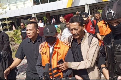 Gubernur Nonaktif Riau Abdul Wahid Disambut Pendukung di Bandara Jelang Sidang Kasus &ldquo;Jatah Preman&rdquo;