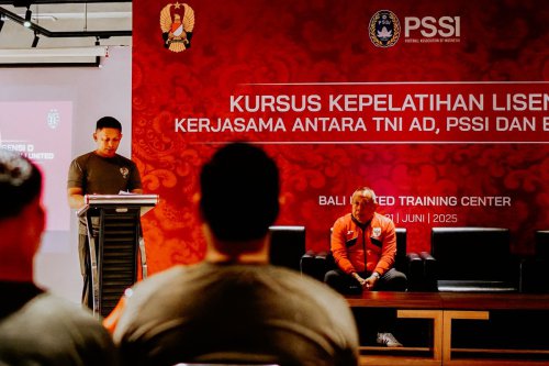 Mengapa TNI AD Mengikutsertakan Prajuritnya dalam Pelatihan Pelatih Sepak Bola?, Apa Manfaat Sertifikasi Ini bagi Prajurit dan Dunia Sepak Bola Nasional?, Bagaimana Bentuk Pelatihan yang Diterima Prajurit?, Kursus Lisensi D ini diharapkan menghasilkan pelatih-pelatih berkualitas dari lingkungan TNI AD yang tangguh secara fisik dan mumpuni secara teknis. Nilai-nilai integritas, dedikasi, dan keteladanan yang menjadi ciri khas prajurit TNI juga menjadi landasan utama dalam pelatihan ini., Bukan Latihan Militer, Ini Misi TNI AD Kirim Prajurit ke Kursus Pelatih Sepak Bola