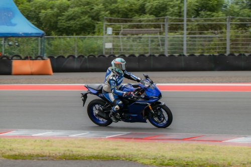 Jajal Yamaha YZF-R25 di Sirkuit Mandalika