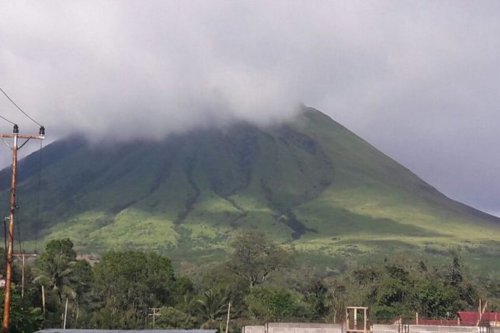 Kawah Tompaluan di Gunung Lokon Keluarkan Sinar Api, Pertanda Apa?