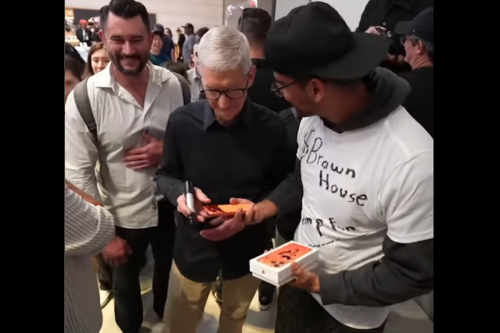 Kreator Konten Jatuhkan iPhone 17 Pro Max saat Bertemu CEO Apple