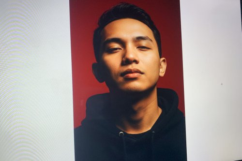 Top 20+ Contoh Prompt Gemini AI Foto Studio Background Merah Vertikal yang Keren