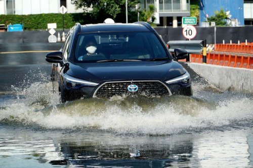 Pertolongan Pertama Mobil Hybrid Saat Terendam Banjir
