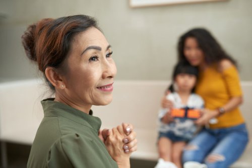 1. &ldquo;Saya cuma ingin membantu&rdquo;, 2. &ldquo;Di keluarga kami, dari dulu selalu seperti ini&rdquo;, 3. &ldquo;Kamu merebut anak saya&rdquo;, 4. &ldquo;Ini bukan masalah besar, kamu terlalu lebay&rdquo;, 5. &ldquo;Seharusnya kamu&hellip;&rdquo; atau &ldquo;Kenapa tidak&hellip;&rdquo;, 6. &ldquo;Anak saya tidak seperti ini sebelum menikah denganmu&rdquo;, 7. &ldquo;Setelah semua yang saya lakukan untuk kalian&rdquo;, Top 7+ Kalimat Toxic Mertua yang Berdampak Pada Mental, Apa Saja?