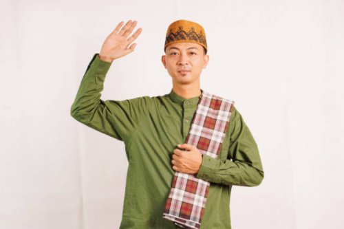 1. Pakai baju koko&nbsp;polos, 2. Padukan dengan celana longgar panjang, 3. Tambahkan penutup kepala, 4. Lengkapi dengan aksesori, 4 Tips Mix and Match Outfit Pria untuk Idul Adha