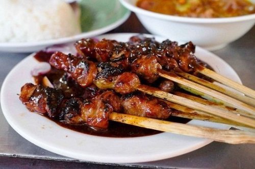 1. Mengiris serat daging, 2. Dua kali dibumbui, 3. Padukan dengan lemak, 4. Sajikan dengan bumbu pilihan, Anti Prengus! 4 Tips Bikin Sate Kambing Nikmat dari Daging Kurban