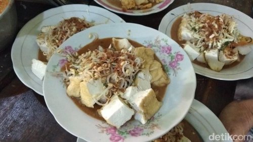 , 1. Kupat Tahu Pojok, 2. Soto Ayam Pak Trimo, 3. Tahu Kupat Pak Pangat, 4. Sop Senerek Pak Parto, 5. Soto Ayam Mbah Mul, 6. Warung Makan Mbok Teguh, 7. RM Tip Top Magelang, Top 7+ Spot Sarapan Legendaris di Magelang, Ada Kupat Tahu hingga Sop Senerek