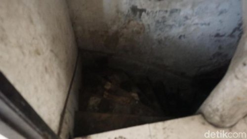 Masuk ke Bunker Peninggalan Belanda di Stasiun Tanjung Priok