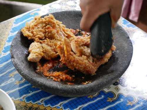 Maknyus! 10 Ayam Geprek dengan Sambal Super Pedas di Jakarta