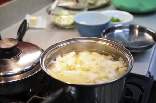 Top 6+ Trik Mengatasi Masakan Keasinan, Tak Perlu Dibuang!