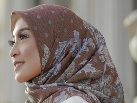 1. Buttonscarves (@buttonscarves), , , 2. Heavenlights (@heaven_lights), , , 3. Kami. (@kamiidea), , , 4. Vanilla Hijab (@vanillahijab), , , 5. Wearring Klamby (@wearringklamby), , , 6. Hijabwanitacantik (@hijabwanitacantik), , Daftar Brand Hijab Terkenal di Indonesia yang Murah Hingga Mahal