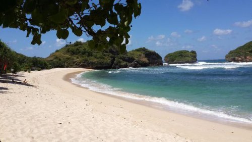Pantai Watukarung, Spot Selancar Kelas Dunia di Pacitan
