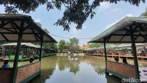 Merangkum rekomendasi Google dan arsip detikTravel, berikut tujuh rekomendasi spot kuliner ramah keluarga di Tangsel:, 1. Gubug Berkah Resto, 2. Lubano Sengkol, 3. Omah Badok, 4. Lembur Kuring, 5. Restoran Waroeng Sunda, 6. Pondok Kemangi, 7. Warung Kondre, Kumpul Keluarga Makin Seru, Ini 7 Spot Kuliner Nyaman dan Enak di Tangsel