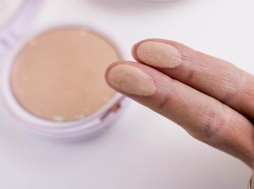 Top 5+ Perbedaan Cushion dan Bedak yang Perlu Kamu Pahami