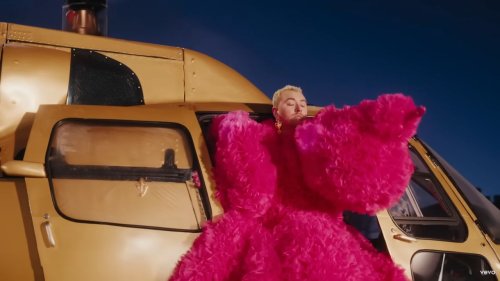 Sam Smith Pakai Korset di Video Klip Jadi Kontroversi, Dianggap Pornografi