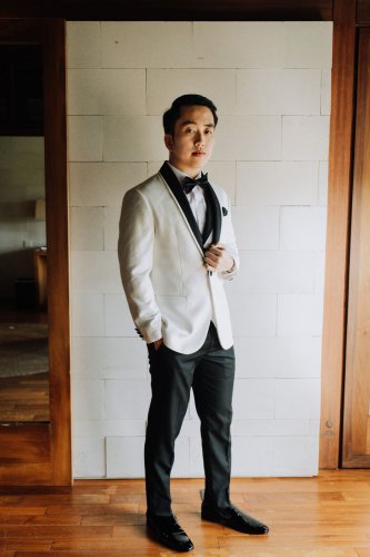1. Bliss Tailor, 2. Grisvian Hewis, 3. SAS Designs, 4. Pizzario Sensation Design, 5. Wong Hang Tailor, Top 5+ Rekomendasi Jas Pengantin Pria untuk Momen Istimewa