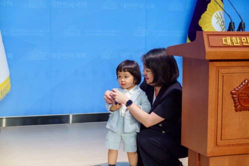 Viral Politisi Korea Konferensi Pers Gendong Anak, Kritik Kebijakan Anti-anak