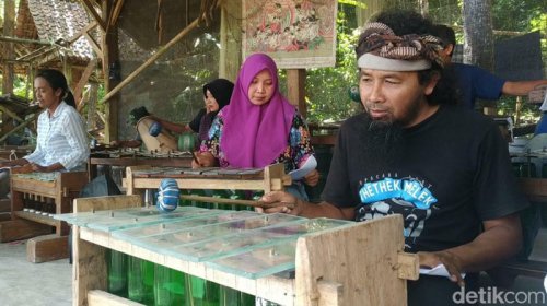 Di Pasar Ini, Kamu Bisa Jajan Pakai Pecahan Kaca