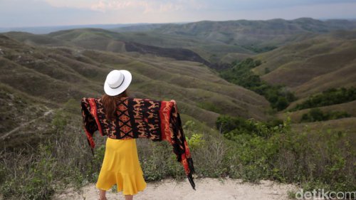 Bukit Warinding, Pesona Savana Sumba yang Berubah Sesuai Musim