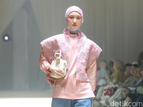 Tren Hijab 2024, Voal Segi Empat Masih Jadi Idaman dan Kain Velvet Akan Hits