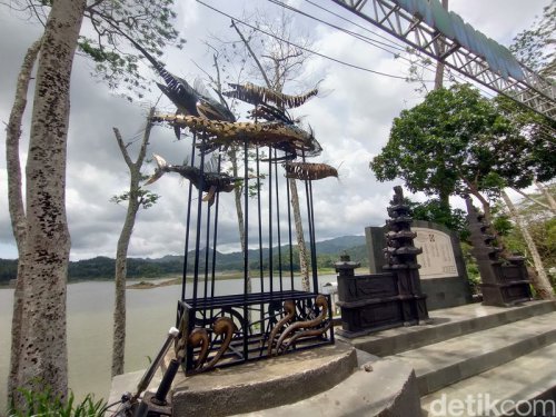 Ada yang Baru Nih di Kulon Progo, Prasasti Bedhol Desa di Waduk Sermo