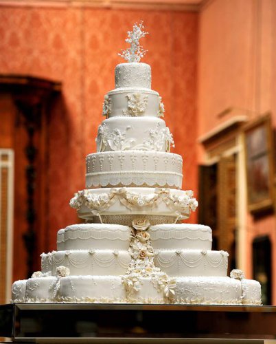 Suami Istri Muntah Makan Kue Pengantin yang Disimpan Setahun