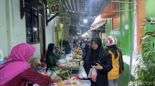 Berburu Takjil di Pasar Ramadan Legendaris, Antrean Mengular