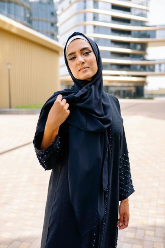 Top 9+ Pilihan Warna Jilbab yang Cocok dengan Baju Biru Navy