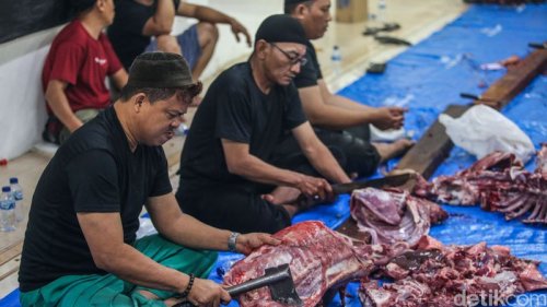 1. Bersihkan Daging, 2. Pisahkan Menjadi Porsi Kecil, Cara menangani daging kurban yang benar ada di halaman berikutnya.             , 3. Gunakan Wadah Kedap Udara, 4. Simpan di Freezer, 5. Catat Waktu Penyimpanan, Sudah Dapat Daging Kurban? Lakukan 5 Hal Ini agar Daging Awet