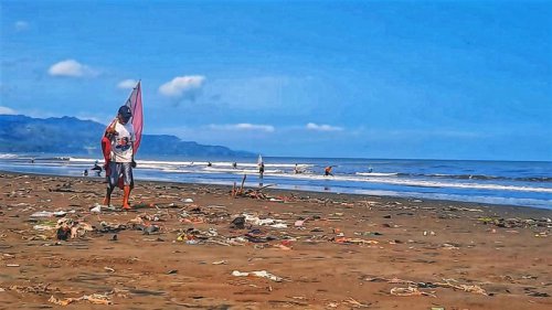 Tradisi Mencari Berkah Ikan Impun di Pantai Palabuhanratu