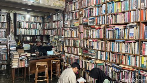 Perpustakaan Batu Api Mengoleksi Buku, Menyimpan Keresahan