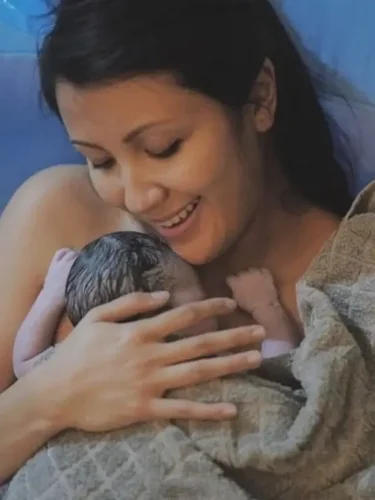 5 Artis RI yang Melahirkan Dengan Metode Water Birth, Terbaru Nikita Willy