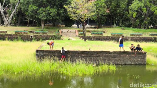 Sisi Lain Gua Sunyaragi: Jadi Tempat Mancing Bocil-bocil