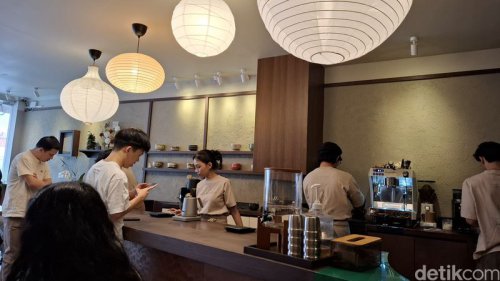 Ruangan mungil yang eksklusif, Variasi metode seduhan teh, Pengalaman mencicip matcha dan hojicha yang langka ada di halaman berikutnya., Pilihan matcha berkualitas ceremonial, Hojicha langka yang unik rasanya, Perpaduan cheesecake dengan teh, Menyeruput Seduhan Matcha hingga Hojicha Langka Asli dari Jepang
