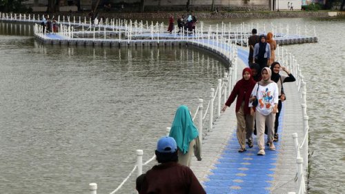 Sensasi Berjalan di Jembatan Apung Situ Rawa Kalong Depok