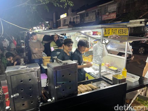 Rela Antre 1 Jam Demi Cicip Kebab 'Gendut' yang Viral di Sunter!