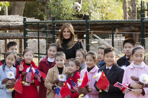 Melania Trump Jadi Idola Perempuan China, Dipuji Sebagai Istri Berbakti