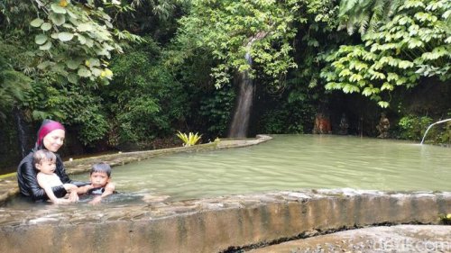 Berendam di Air Panas Angseri Bali, Konon Bisa Obati Gatal dan Rematik