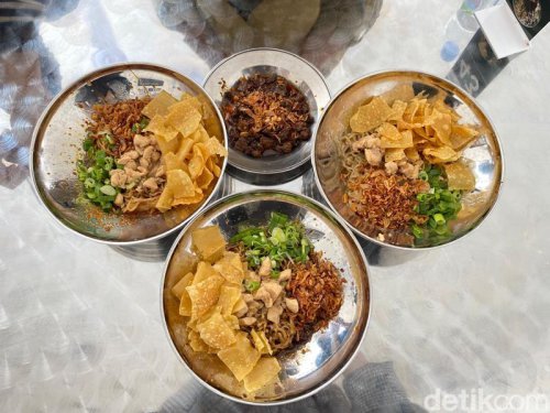 1. Selalu diantre, , 2. Bakmi Ayam Darmono Otentik, Cek Menu Selanjutnya di Halaman Berikutnya!, 3. Bakmi Ayam Darmono Pedas Manis, , 4. Bakmi Karet Pedas, Bakmi Darmono: Mulur Lezat! Bakmi Karet Pedas Topping Tetelan Spesial