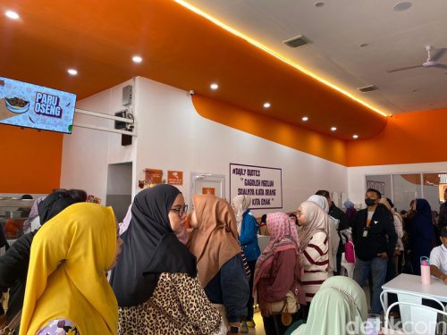 , Antre 30 Menit, Nasi Rames Plus 15 Lauk, Kulit Goreng Renyah Berbumbu Ketumbar, Ayam Goreng Bawang, Oseng Cumi, dan Oseng Daging Kisi, Nasi Kulit Mak Igun: Gurih Mantap! Nasi Topping Kulit Goreng dan Oseng Daging