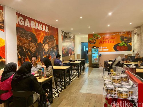 Sambal Ambu: Gurih Meresap! Iga Bakar Sambal Bawang Pakai Nasi Daun Jeruk
