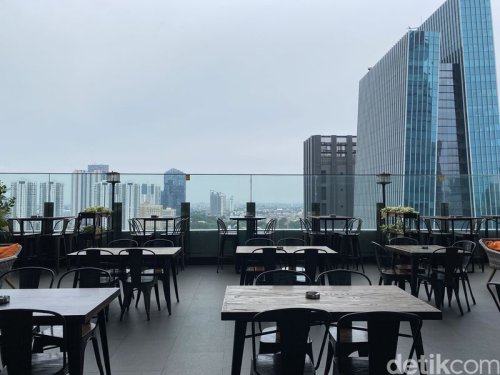 Costess: Menikmati Gurihnya Korean Chicken Curry di Rooftop Lantai 17
