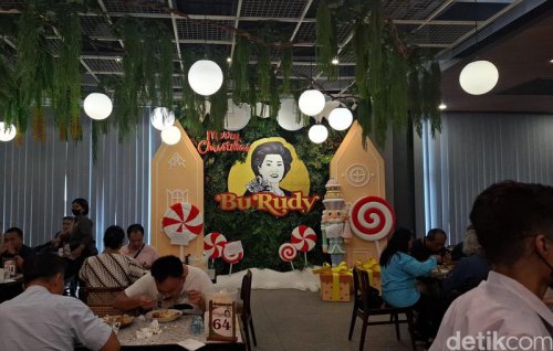 Berawal dari Jualan Nasi Bungkus, Toko Oleh-oleh Tersohor, Menu makanan hingga camilan di Depot Bu Rudy yang tak kalah enak ada di halaman berikutnya., Nasi Campur khas Jawa Timur yang Sedap, Berbagai Camilan dan Menu Pelengkap, Depot Bu Rudy: Tahun 1995 Jualan Nasi Bungkus Kini Jadi Restoran Besar