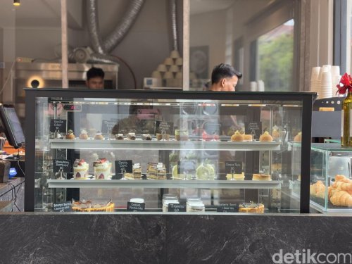 1. Kreasi Unik Rosella Bakehouse, , 2. Konsepnya minimalis, 3. Uniknya bikamisu dengan berbagai varian, 4. Mengenal Rosella Bika Ambon, Uniknya Bikamisu, Bika Ambon yang Disajikan Seperti Tiramisu