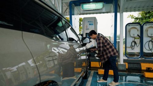 Jalan Jauh Pakai Mobil Listrik? Lakukan Ini Biar Gak Abis Baterai di Jalan!