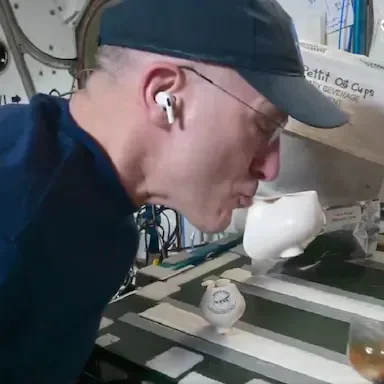 Astronaut NASA Ini Ciptakan Cangkir Khusus untuk Ngopi di Luar Angkasa