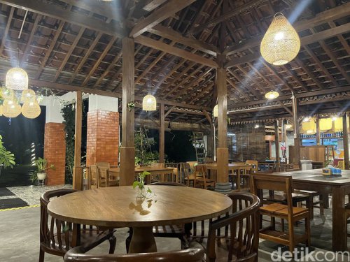 Pulen Kopi Ponti: Menikmati Telur Dadar Crispy dan Bakmi Jawa di Pinggir Sungai
