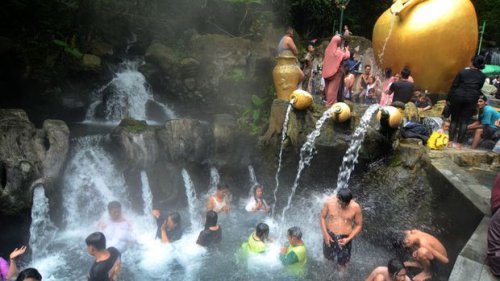 Pemandian Air Panas Guci Tegal: Destinasi Favorit Keluarga