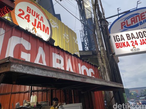 1. Sehari bisa habis 300 kg iga, 2. Area makan luas dan sederhana, 3. Iga bakar yang jadi andalan, 4. Iga sambal gledek buat pencinta pedas, 5. Pelengkap sate koyor nikmat, Iga Bakar dan Sate Koyor yang Viral di Jogja Ini Buka 24 Jam
